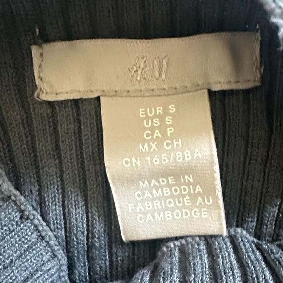 H&M Mock Turtle Neck Ripped Long Sleeve - Picture 3 of 3